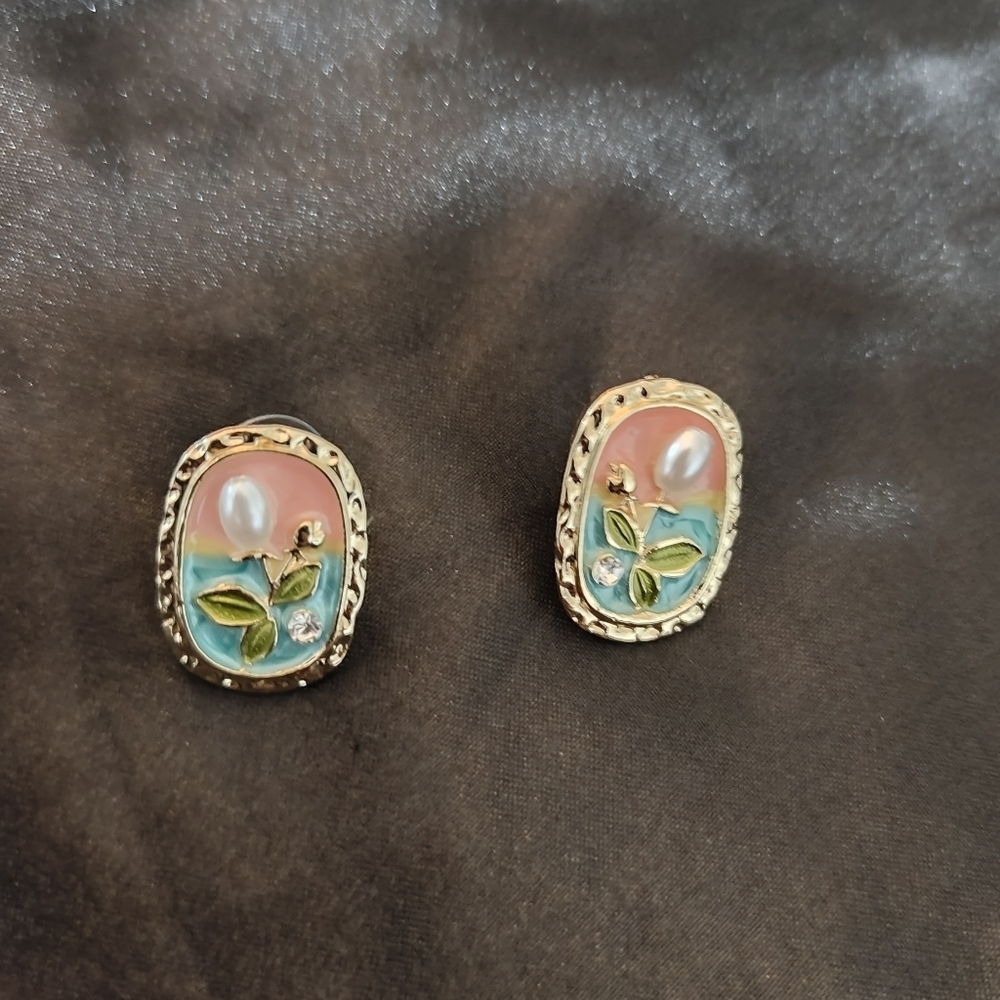 Unique Pearl Flower Stud Earrings - Picture 3 of 3